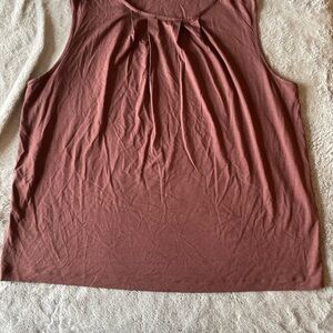 Kettlewell Women's Sleeveless Top in Rust size LL